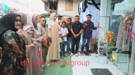 Pemotongan pita oleh Owner Mami Luna tanda resmi dibuka Store Luna Hijab Mandailing Natal ke 8 dari seluruh kota di Indonesia, Minggu (4/2/2024). [Foto: Joki Nasution/HK].