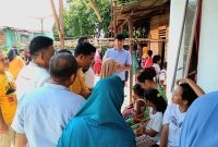 Pihak Kepolisian dari Polres Madina sedang melakukan olah tempat kejadian perkara (TKP) dengan mewawancarai jiren tetangga korban pria gantung diri di Desa Gunung Tua Julu, Panyabungan, Selasa (6/2/2024). [Foto: Joki Nasution/HK].