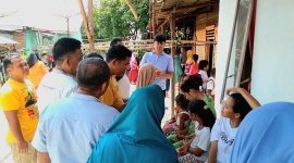 Pihak Kepolisian dari Polres Madina sedang melakukan olah tempat kejadian perkara (TKP) dengan mewawancarai jiren tetangga korban pria gantung diri di Desa Gunung Tua Julu, Panyabungan, Selasa (6/2/2024). [Foto: Joki Nasution/HK].