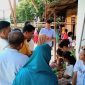Pihak Kepolisian dari Polres Madina sedang melakukan olah tempat kejadian perkara (TKP) dengan mewawancarai jiren tetangga korban pria gantung diri di Desa Gunung Tua Julu, Panyabungan, Selasa (6/2/2024). [Foto: Joki Nasution/HK].