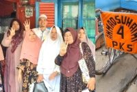 Ahmad Suhaimi, Caleg DPRD Mandailing Natal Dapil 1 nomor urut 4 dari PKS bersama jamaah pengajian kaum ibu dari Kelurahan Panyabungan I usai beri bantuan kursi roda, Jum'at (9/2/2024). 