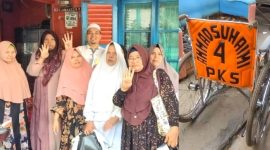 Ahmad Suhaimi, Caleg DPRD Mandailing Natal Dapil 1 nomor urut 4 dari PKS bersama jamaah pengajian kaum ibu dari Kelurahan Panyabungan I usai beri bantuan kursi roda, Jum'at (9/2/2024). 