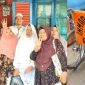 Ahmad Suhaimi, Caleg DPRD Mandailing Natal Dapil 1 nomor urut 4 dari PKS bersama jamaah pengajian kaum ibu dari Kelurahan Panyabungan I usai beri bantuan kursi roda, Jum'at (9/2/2024). 
