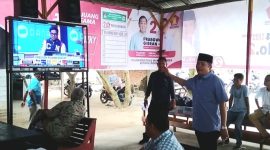 Ketua Tim Kampanye Daerah (TKD) Prabowo-Gibran Kabupaten Mandailing Natal (Madina), H. Erwin Efendi Lubis, SH mencermati hasil hitung sementara (quick qount) di televisi bersama pendukung, Panyabungan, Rabu (14/2/2024). [Foto: Joki Nasution].