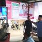 Ketua Tim Kampanye Daerah (TKD) Prabowo-Gibran Kabupaten Mandailing Natal (Madina), H. Erwin Efendi Lubis, SH mencermati hasil hitung sementara (quick qount) di televisi bersama pendukung, Panyabungan, Rabu (14/2/2024). [Foto: Joki Nasution].