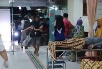 Salah satu anak-anak warga Desa Sibanggor dibawa ke Ruang UGD RSU Permata Madina bersama lainnya untuk perawatan, Kamis (22/2/2024). [Foto: Joki Nasution].