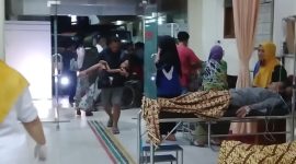Salah satu anak-anak warga Desa Sibanggor dibawa ke Ruang UGD RSU Permata Madina bersama lainnya untuk perawatan, Kamis (22/2/2024). [Foto: Joki Nasution].
