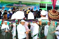 Keluarga Besar Pesantren Musthafawiyah Purba Baru memberikan selamat dan hadiah kepada yang mendapat rangking 25 besar di kelulusan TA 2023/2024, Kamis (22/2/2024). [Foto: Joki Nasution].