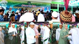 Keluarga Besar Pesantren Musthafawiyah Purba Baru memberikan selamat dan hadiah kepada yang mendapat rangking 25 besar di kelulusan TA 2023/2024, Kamis (22/2/2024). [Foto: Joki Nasution].