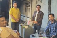 Tasmil (Kemeja Kuning/berdiri), Suhelmi Saputra (Jaket/berdiri) dan Wildan (kemeja panjang/duduk) saat nongkrong di Home Caffe bersama pengurus DPD Partai NasDem Kab. Mandailing Natal, Kamis (29/2/2024) malam. [Foto: Joki Nasution].