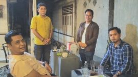 Tasmil (Kemeja Kuning/berdiri), Suhelmi Saputra (Jaket/berdiri) dan Wildan (kemeja panjang/duduk) saat nongkrong di Home Caffe bersama pengurus DPD Partai NasDem Kab. Mandailing Natal, Kamis (29/2/2024) malam. [Foto: Joki Nasution].