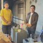 Tasmil (Kemeja Kuning/berdiri), Suhelmi Saputra (Jaket/berdiri) dan Wildan (kemeja panjang/duduk) saat nongkrong di Home Caffe bersama pengurus DPD Partai NasDem Kab. Mandailing Natal, Kamis (29/2/2024) malam. [Foto: Joki Nasution].