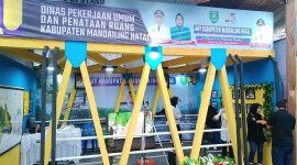 Stand Pameran Dinas Pekerjaan Umum dan Penataan Ruang Pemerintah Kabupaten Mandailing Natal di HUT Ke-25. [Foto: Joki Nasution]