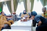 Wakil Bupati Mandailing Natal, Atika Azmi Utammi didampingi jajarannya saat bersama sejumlah Pers diruang kerjanya, Selasa (19/3/2024). [Foto: Joki Nasution].