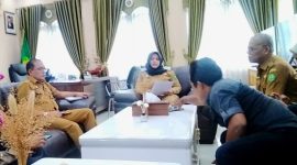 Wakil Bupati Mandailing Natal, Atika Azmi Utammi didampingi jajarannya saat bersama sejumlah Pers diruang kerjanya, Selasa (19/3/2024). [Foto: Joki Nasution].