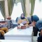 Wakil Bupati Mandailing Natal, Atika Azmi Utammi didampingi jajarannya saat bersama sejumlah Pers diruang kerjanya, Selasa (19/3/2024). [Foto: Joki Nasution].