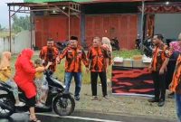 Didampingi Pengurus dan anggota, Ketua Pemuda Pancasila MPC Mandailing Natal Zainal Arifin Simbolon turun langsung membagikan Takjil ke pengguna jalan, Selasa (19/3/2024).