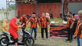 Didampingi Pengurus dan anggota, Ketua Pemuda Pancasila MPC Mandailing Natal Zainal Arifin Simbolon turun langsung membagikan Takjil ke pengguna jalan, Selasa (19/3/2024).