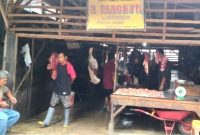 Terlihat disalah satu penjual daging di Pasar Baru Panyabungan sepi pembeli.