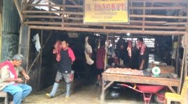 Terlihat disalah satu penjual daging di Pasar Baru Panyabungan sepi pembeli.
