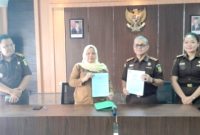 Kepala Dinas PUPR Madina Elpi Yanti Harahap dan Kajari Novan Hadian, SH saat menandatangani MoU kerjasama pengawaaan pelaksanaan kegiatan proyek tahun 2024. (ist)