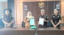 Kepala Dinas PUPR Madina Elpi Yanti Harahap dan Kajari Novan Hadian, SH saat menandatangani MoU kerjasama pengawaaan pelaksanaan kegiatan proyek tahun 2024. (ist)