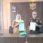 Kepala Dinas PUPR Madina Elpi Yanti Harahap dan Kajari Novan Hadian, SH saat menandatangani MoU kerjasama pengawaaan pelaksanaan kegiatan proyek tahun 2024. (ist)