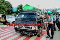 Petugas Lapas IIB Panyabungan Membagikan Takjil kepada Pengguna Jalan yang melintas di depan MTSN Panyabungan, Senin (1/4/2024). [Foto: Joki Nasution].