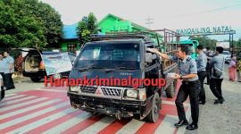Petugas Lapas IIB Panyabungan Membagikan Takjil kepada Pengguna Jalan yang melintas di depan MTSN Panyabungan, Senin (1/4/2024). [Foto: Joki Nasution].