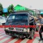Petugas Lapas IIB Panyabungan Membagikan Takjil kepada Pengguna Jalan yang melintas di depan MTSN Panyabungan, Senin (1/4/2024). [Foto: Joki Nasution].