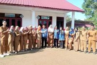 Foto bersama usai memperingati Hari Pendidikan Nasional di SDN 350 Batahan I, Madina, Kamis (2/5/2024). (Ist)