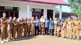 Foto bersama usai memperingati Hari Pendidikan Nasional di SDN 350 Batahan I, Madina, Kamis (2/5/2024). (Ist)