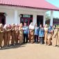Foto bersama usai memperingati Hari Pendidikan Nasional di SDN 350 Batahan I, Madina, Kamis (2/5/2024). (Ist)