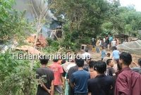 Tiga unit rumah di Desa Parbagunan terbakar sedang diupayakan dipadamkan, Rabu (8/5/2024). [Foto: Joki Nasution]