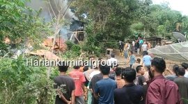 Tiga unit rumah di Desa Parbagunan terbakar sedang diupayakan dipadamkan, Rabu (8/5/2024). [Foto: Joki Nasution]