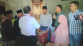 Kepala Desa Parbangunan Miswar Nasution menyerahkan bantuan sembako kepada korban kebakaran, Rabu (8/5/2024). [Foto: Joki Nasution].
