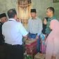 Kepala Desa Parbangunan Miswar Nasution menyerahkan bantuan sembako kepada korban kebakaran, Rabu (8/5/2024). [Foto: Joki Nasution].
