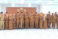 Asisten III Pemkab Madina Drs. Lismulyadi Nasution, MM gelar foto bersama dengan 62 pejabat fungsional tertentu yang telah dilantik dan diambil sumpahnya di Aula Bupati Madina, Komplek Perkantoran Payaloting, Selasa (28/5/2024) sore. [Foto: Joki Nasution].