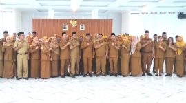 Asisten III Pemkab Madina Drs. Lismulyadi Nasution, MM gelar foto bersama dengan 62 pejabat fungsional tertentu yang telah dilantik dan diambil sumpahnya di Aula Bupati Madina, Komplek Perkantoran Payaloting, Selasa (28/5/2024) sore. [Foto: Joki Nasution].