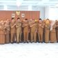 Asisten III Pemkab Madina Drs. Lismulyadi Nasution, MM gelar foto bersama dengan 62 pejabat fungsional tertentu yang telah dilantik dan diambil sumpahnya di Aula Bupati Madina, Komplek Perkantoran Payaloting, Selasa (28/5/2024) sore. [Foto: Joki Nasution].