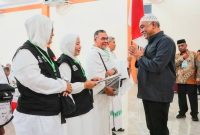 Wakil Ketua DPRD Sumut H. Harun Mustafa Nasution menyambangi TPHI dan Jamaah Calon Haji asal Kabupaten Mandailing Natal sebelum dilepas dari Asrama Haji Medan, Rabu (29/5/2024). [Ist]