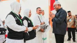 Wakil Ketua DPRD Sumut H. Harun Mustafa Nasution menyambangi TPHI dan Jamaah Calon Haji asal Kabupaten Mandailing Natal sebelum dilepas dari Asrama Haji Medan, Rabu (29/5/2024). [Ist]