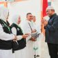 Wakil Ketua DPRD Sumut H. Harun Mustafa Nasution menyambangi TPHI dan Jamaah Calon Haji asal Kabupaten Mandailing Natal sebelum dilepas dari Asrama Haji Medan, Rabu (29/5/2024). [Ist]