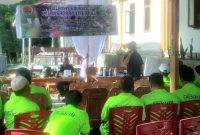 Monang Nasution, Narasumber kegiatan pelaksanaan life skill di Kecamatan Tambangan sedang memaparkan materi, Senin (10/6/2024). [Foto: Joki Nasution].