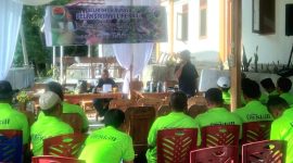 Monang Nasution, Narasumber kegiatan pelaksanaan life skill di Kecamatan Tambangan sedang memaparkan materi, Senin (10/6/2024). [Foto: Joki Nasution].