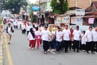 Alumni SMAN 1 Panyabungan (Pasmada) gelar Jalan Santai di kota Panyabungan, Sabtu (15/6/2024). [Foto: Joki Nasution]