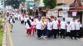 Alumni SMAN 1 Panyabungan (Pasmada) gelar Jalan Santai di kota Panyabungan, Sabtu (15/6/2024). [Foto: Joki Nasution]