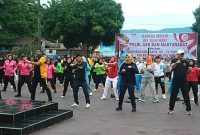 Senam Aerobik di halaman Mako Polres Madina dalam rangka HUT Bhayangkara ke-78 tahun 2024, Sabtu (22/6/2024). [Foto: Joki Nasution]