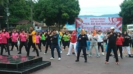 Senam Aerobik di halaman Mako Polres Madina dalam rangka HUT Bhayangkara ke-78 tahun 2024, Sabtu (22/6/2024). [Foto: Joki Nasution]