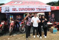 Ceo EL Racing Team, H. Erwin Efendi Lubis bersama keluarga di Sirkuit Taman Raja Batu, Sabtu (21/9/2024).